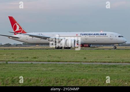 Turkish Airlines Dreamliner landet am 10. Juli 2023 am Flughafen Amsterdam Schipol, Polderbaan, Niederlande Stockfoto