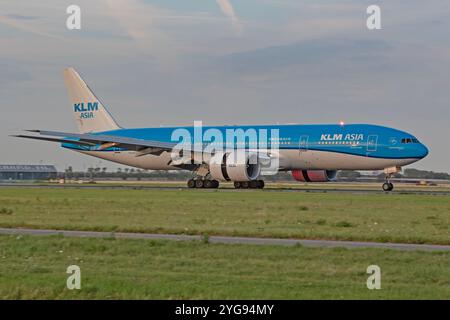 KLM Asia Boeing 777 Cargo landet am Flughafen Amsterdam Schipol, Polderbaan, Niederlande Montag, 10. Juli 2023 Stockfoto