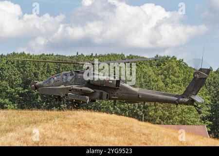 Royal Netherlands Air Force Apache von 301 Sqn RNLAF, Slope Training in Vliegbasis Gilze-Rijen, Niederlande, Montag, 10. Juli 2023 Stockfoto