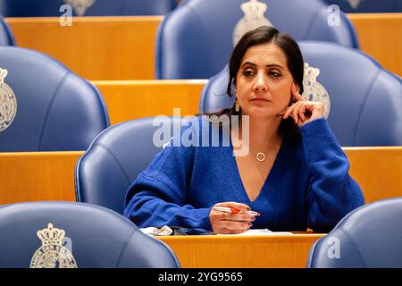 16. JANUAR 2024 Niederländisch Tweede Kamer Fragestunde DEN HAAG, NIEDERLANDE - 16. JANUAR: Songul Mutluer GLPVDA während der Fragestunde im Tweede Kamer am 16. Januar 2024 in den Haag Tweede Kamer Niederlande den Haag Tweede Kamer Niederlande Inhalte sind nicht direkt oder indirekt über Dritte weiterverbreitet. Copyright: XJohnxBeckmannx Stockfoto