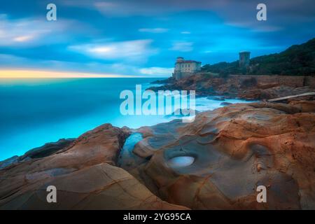 Boccale Castle und die Sandsteinfelsen von Romito während eines Sturms bei Sonnenuntergang. Aufnahmen mit langer Belichtung. Livorno, Toskana, Italien, Europa Stockfoto