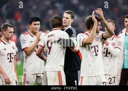 Endstand 1:0 für Bayern München. Die Bayern belagern daheim Benfica Lissabon. Jubel bei Manuel neuer (FC Bayern München, #01) und Harry Kane (FC Bayern München, #09), Thomas Müller (FC Bayern München, #25) GER, FC Bayern München vs. SL Benfica Lissabon, Fussball, Champions League, 4. Spieltag, Spielzeit 2024/2025, 06.11.2024 DFB/DFL-VORSCHRIFTEN VERBIETEN JEDE VERWENDUNG VON FOTOGRAFIEN ALS BILDSEQUENZEN UND/ODER QUASI-VIDEO Foto: Eibner-Pressefoto/Roger Buerke Stockfoto