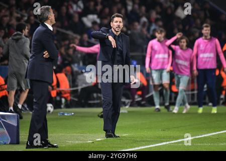 Paris, Frankreich. November 2024. Atletico Madrids Cheftrainer Diego Simeone reagiert am 6. November 2024 im Parc des Princes Stadium in Paris beim UEFA Champions League-Spiel zwischen Paris Saint-Germain und Atletico Madrid. Foto: Firas Abdullah/ABACAPRESS. COM Credit: Abaca Press/Alamy Live News Stockfoto