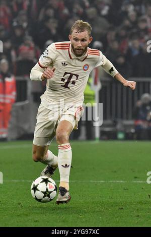 München, Deutschland. November 2024. MÜNCHEN, DEUTSCHLAND - 6. NOVEMBER: Konrad Laimer von Bayern München während des MD4-Spiels der UEFA Champions League 2024/25 zwischen dem FC Bayern München und SL Benfica in der Football Arena München am 6. November 2024 in München.241106 SEPA 24 099 - 20241106 PD15297 Credit: APA-PictureDesk/Alamy Live News Stockfoto