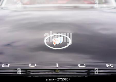 Iserlohn Gruermannscheide, NRW, Deutschland. Juli 2024. Buick-Emblem auf schwarzer Kapuze Stockfoto