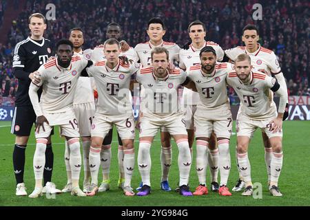 München, Deutschland. November 2024. MÜNCHEN, DEUTSCHLAND - 6. NOVEMBER: Teamphoto des FC Bayern München beim Spiel der UEFA Champions League 2024/25 Phase MD4 zwischen dem FC Bayern München und SL Benfica in der Football Arena München am 6. November 2024 in München.241106 SEPA 24 106 - 20241106 PD15284 Credit: APA-PictureDesk/Alamy Live News Stockfoto