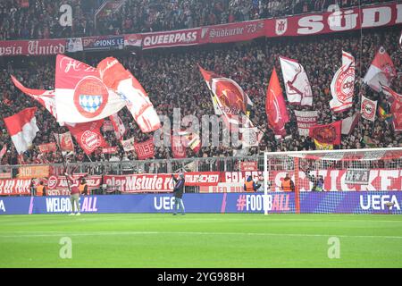 München, Deutschland. November 2024. MÜNCHEN, DEUTSCHLAND - 6. NOVEMBER: Fans des FC Bayern München beim Spiel der UEFA Champions League 2024/25 Phase MD4 zwischen dem FC Bayern München und SL Benfica in der Football Arena München am 6. November 2024 in München.241106 SEPA 24 107 - 20241106 PD15282 Credit: APA-PictureDesk/Alamy Live News Stockfoto