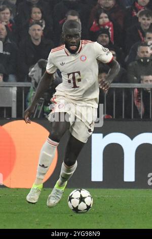 München, Deutschland. November 2024. MÜNCHEN, DEUTSCHLAND - 6. NOVEMBER: Dayot Upamecano von Bayern Muenchen während des MD4-Spiels der UEFA Champions League 2024/25 zwischen dem FC Bayern München und SL Benfica in der Football Arena München am 6. November 2024 in München.241106 SEPA 24 094 - 20241106 PD15312 Credit: APA-PictureDesk/Alamy Live News Stockfoto