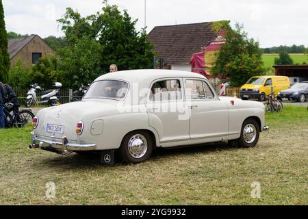 Iserlohn Gruermannscheide, NRW, Deutschland. Juli 2024. Oldtimer Mercedes Benz W121 Stockfoto