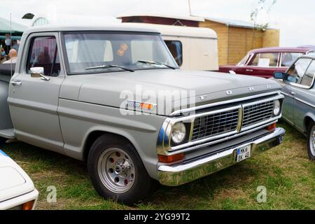 Iserlohn Gruermannscheide, NRW, Deutschland. Juli 2024. Oldtimer Ford - F100 Stockfoto