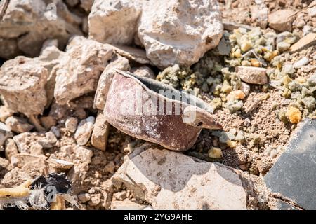 Barja, Libanon. November 2024. Ein Kochtopf, der nach einem israelischen Luftangriff in der Stadt Barja in den Trümmern entdeckt wurde. Mindestens 30 Menschen, darunter Kinder und ein 7 Monate altes Baby, waren laut Zivilschutz am 5. November 2024 bei einem israelischen Luftangriff auf ein Wohngebäude in Barja im Libanon getötet worden. Quelle: SOPA Images Limited/Alamy Live News Stockfoto