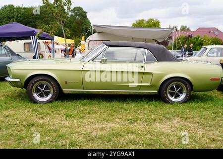 Iserlohn Gruermannscheide, NRW, Deutschland. Juli 2024. Green Vintage Ford Mustang Cabriolet Stockfoto