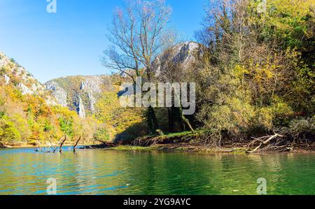 Matka ist der älteste künstliche See in Mazedonien, dessen Stausee 1938 erbaut wurde. Stockfoto
