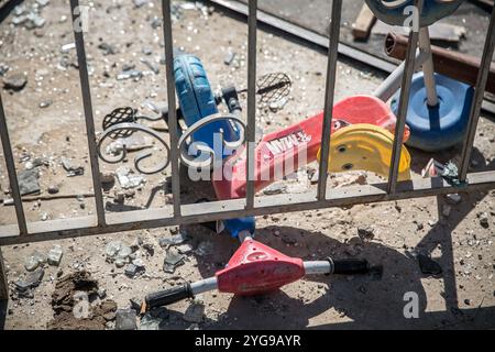 Barja, Libanon. November 2024. Ein Dreirad, das nach einem israelischen Luftangriff in der Stadt Barja in den Trümmern entdeckt wurde. Mindestens 30 Menschen, darunter Kinder und ein 7 Monate altes Baby, waren laut Zivilschutz am 5. November 2024 bei einem israelischen Luftangriff auf ein Wohngebäude in Barja im Libanon getötet worden. Quelle: SOPA Images Limited/Alamy Live News Stockfoto