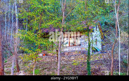 Matka ist der älteste künstliche See in Mazedonien, dessen Stausee 1938 erbaut wurde. Stockfoto