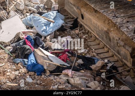 Barja, Libanon. November 2024. Kleidung wurde in den Trümmern nach einem israelischen Luftangriff in der Stadt Barja entdeckt. Mindestens 30 Menschen, darunter Kinder und ein 7 Monate altes Baby, waren laut Zivilschutz am 5. November 2024 bei einem israelischen Luftangriff auf ein Wohngebäude in Barja im Libanon getötet worden. (Foto: Sally Hayden/SOPA Images/SIPA USA) Credit: SIPA USA/Alamy Live News Stockfoto