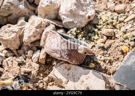 Barja, Libanon. November 2024. Ein Kochtopf, der nach einem israelischen Luftangriff in der Stadt Barja in den Trümmern entdeckt wurde. Mindestens 30 Menschen, darunter Kinder und ein 7 Monate altes Baby, waren laut Zivilschutz am 5. November 2024 bei einem israelischen Luftangriff auf ein Wohngebäude in Barja im Libanon getötet worden. (Foto: Sally Hayden/SOPA Images/SIPA USA) Credit: SIPA USA/Alamy Live News Stockfoto