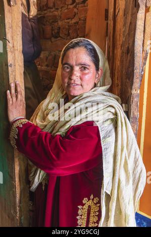 Khan Sahib Tehsil, Jammu und Kaschmir, Indien. Eine junge Frau in einem Dorf. Stockfoto