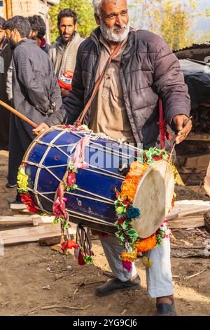 Khan Sahib Tehsil, Jammu und Kaschmir, Indien. Trommler auf einer Dorfhochzeit. Stockfoto