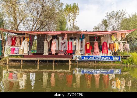 Rainawari, Srinagar, Jammu und Kaschmir, Indien. Damenbekleidung am Ufer des Dal Lake. Stockfoto