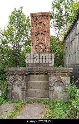 Armenien, Provinz Lori. Kloster Sanahin. Geschnitzte Steinstele, genannt Khachkar, auch bekannt als armenischer Kreuzstein, auf einer Säule. Stockfoto
