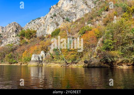 Matka ist der älteste künstliche See in Mazedonien, dessen Stausee 1938 erbaut wurde. Stockfoto