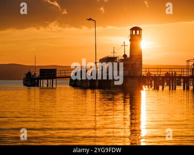 Das Dorf Podersdorf und das Ufer des Neusiedler Sees. Der Leuchtturm am Hafen, das Wahrzeichen von Podersdorf. Teil des UNESCO-Weltkulturerbes. Österreich, Burgenland Stockfoto