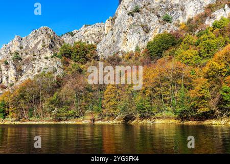 Matka ist der älteste künstliche See in Mazedonien, dessen Stausee 1938 erbaut wurde. Stockfoto