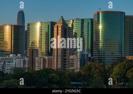 Sonnenaufgang über dem Kowloon Park, wo das pulsierende Stadtleben auf ruhige Grünflächen trifft und das Wesen der urbanen Harmonie fängt Stockfoto