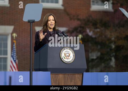 Washington, USA. November 2024. Der Präsidentschaftskandidat der US-Demokraten und Vizepräsidentin Kamala Harris hält am 6. November 2024 eine Konzessionsrede an der Howard University in Washington, DC, USA. Harris hielt am Mittwoch die Konzessionsrede an der Howard University und sagte, sie sei stolz auf die Kampagne und betonte: "Wenn wir eine Wahl verlieren, akzeptieren wir die Ergebnisse." Quelle: Hu Yousong/Xinhua/Alamy Live News Stockfoto