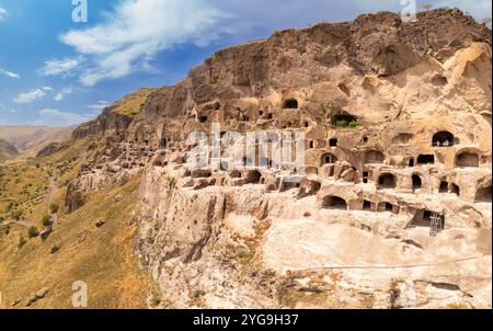 Blick von oben auf die Stadt Vardzia an sonnigen Sommertagen. Altes Höhlenkloster in den Felsen des Erusheti-Berges am Fluss Kura. Denkmal des mittelalterlichen georgischen AR Stockfoto