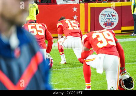 Kansas City, Missouri, USA, 4. November 2024 die Spieler der Kansas City Chiefs knien vor dem Spiel im GEHA Field Arrowhead Stadium, um zu beten. (Foto: Marty Jean-Louis/Alamy Live News Stockfoto