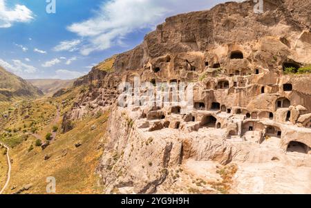 Blick von oben auf die Stadt Vardzia an sonnigen Sommertagen. Altes Höhlenkloster in den Felsen des Erusheti-Berges am Fluss Kura. Denkmal des mittelalterlichen georgischen AR Stockfoto