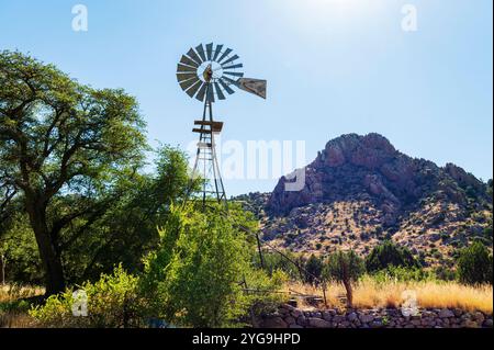 Alte Windmühle aus Holz; historische Faraway Ranch; Chiricahua National Monument; Arizona; USA Stockfoto