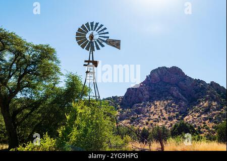 Alte Windmühle aus Holz; historische Faraway Ranch; Chiricahua National Monument; Arizona; USA Stockfoto