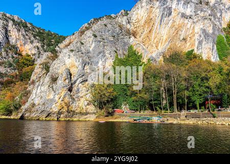 Matka ist der älteste künstliche See in Mazedonien, dessen Stausee 1938 erbaut wurde. Stockfoto