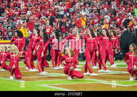 Kansas City, Missouri, USA, 4. November 2024 Cheerleader der Kansas City Chiefs im GEHA Field Arrowhead Stadium. (Foto: Marty Jean-Louis/Alamy Live News Stockfoto