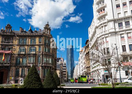 Bilbao, Baskenland, Spanien - 3. April 2024 - Hauptquartier von Torre Iberdrola aus gesehen von Plaza de Federico Moyua oder Plaza Elíptica mit Chavarri pala Stockfoto