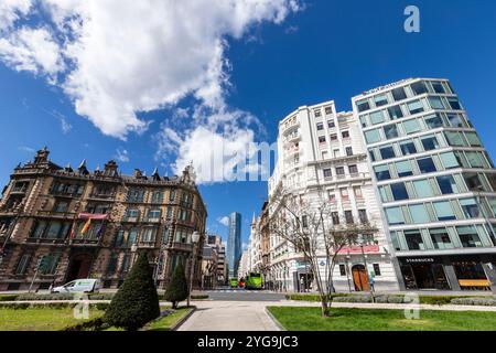 Bilbao, Baskenland, Spanien - 3. April 2024 - Hauptquartier von Torre Iberdrola aus gesehen von Plaza de Federico Moyua oder Plaza Elíptica mit Chavarri pala Stockfoto