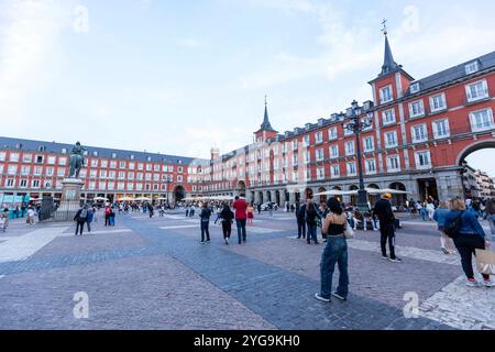 Madrid, Spanien - 07. april - 2024: Blick auf die Plaza Mayor mit vielen Bürgern und Touristen. Stockfoto