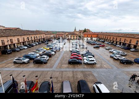 Lerma, Spanien - 07. april 2024 - Blick auf den zentralen Platz von Lerma vom Herzogspalast in der Provinz Burgos, Spanien. Stockfoto