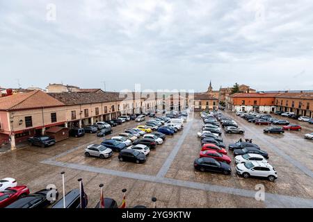 Lerma, Spanien - 07. april 2024 - Blick auf den zentralen Platz von Lerma vom Herzogspalast in der Provinz Burgos, Spanien. Stockfoto