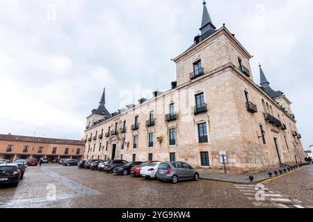 Lerma, Spanien - 07. april 2024 - Herzogspalast von Lerma in der Provinz Burgos, Spanien. Das Gebäude wurde 1601 gegründet und ist heute ein Nationalparador Stockfoto