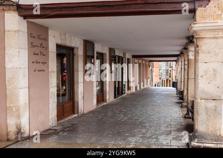 Lerma, Spanien - 07. April 2024: Details der mittelalterlichen Gebäude des historischen Zentrums der Stadt Lerma in der Provinz Burgos, Spanien Stockfoto