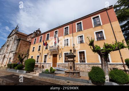 Lerma, Spanien - 07. April 2024: Details der mittelalterlichen Gebäude des historischen Zentrums der Stadt Lerma in der Provinz Burgos, Spanien Stockfoto