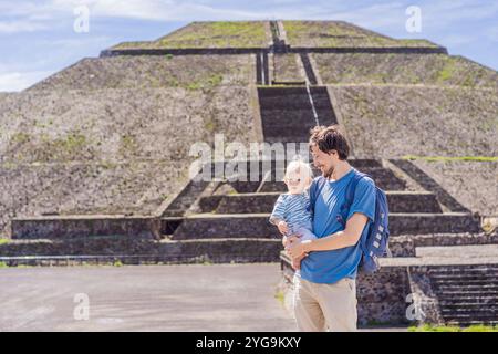 Vater und Sohn Touristen erkunden Teotihuacan, Mexiko. Kulturelles Erbe, antike Ruinen und archäologisches Abenteuerkonzept Stockfoto