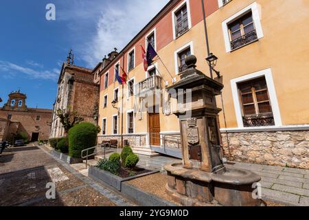 Lerma, Spanien - 07. April 2024: Details der mittelalterlichen Gebäude des historischen Zentrums der Stadt Lerma in der Provinz Burgos, Spanien Stockfoto