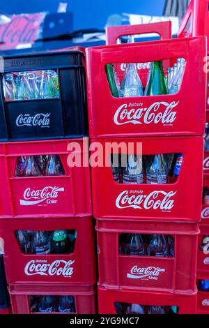 Madrid, Spanien - 09. april 2924 - Stapeln Sie eine Schachtel mit Coca-Cola auf der Straße beim LKW Stockfoto