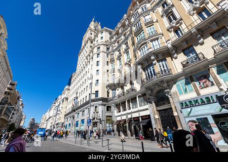 Madrid, Spanien - april 09: Blick auf die Gran Via, Geschäfts- und Touristenstraße im Zentrum von Madrid und berühmtes Wahrzeichen der Stadt Stockfoto