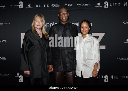 Niederlande, 2024-11-06 18:28:48 NLD/Amsterdam/20241106 - Vorführung des Apple Original Film 'Blitz' im Eye Film Museum in Anwesenheit des Regisseurs Steve McQueen. Vorführung des Apple Original Film 'Blitz' im Eye Film Museum in Anwesenheit des Regisseurs Steve McQueen. Im Bild: Steve McQueen mit seiner Frau Bianca Stigter und Tochter AlexFotograf: NL Beeld / ArjoFrank Fotografie Credit: NL Beeld / Arjo Frank Stockfoto